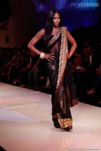aomi Campbell, divine indienne sur le podium Mai Mumbaï lors de la Fashion Week de Lakme en 2009