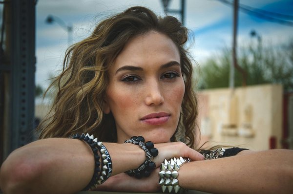 Maîtrisez l"art de porter des robes tropicales : conseils pour allier style, élégance et évitement du kitsch